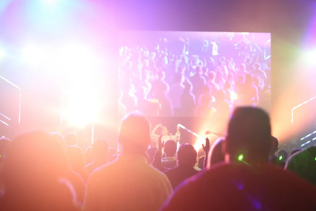 Multitud con las manos en alto en un concierto